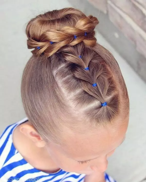 女の子のための噂を持つヘアスタイル（64写真）：小さなゴムバンドを使った子供のヘアスタイル、長く短い髪の女の子のための美しい選択肢 16816_3