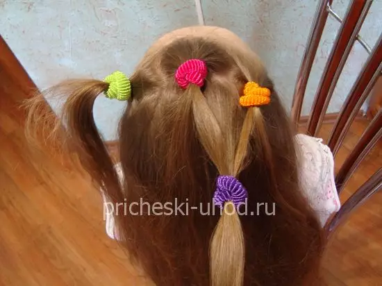 Acconciature con voci per ragazze (64 foto): acconciature per bambini con piccoli elastici, splendide opzioni per ragazze con capelli lunghi e corti 16816_37