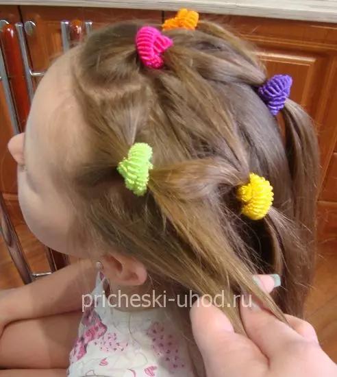 Frizūras ar baumām meitenēm (64 fotogrāfijas): bērnu frizūras, izmantojot mazas gumijas lentes, skaistas iespējas meitenēm ar gariem un īsiem matiem 16816_38