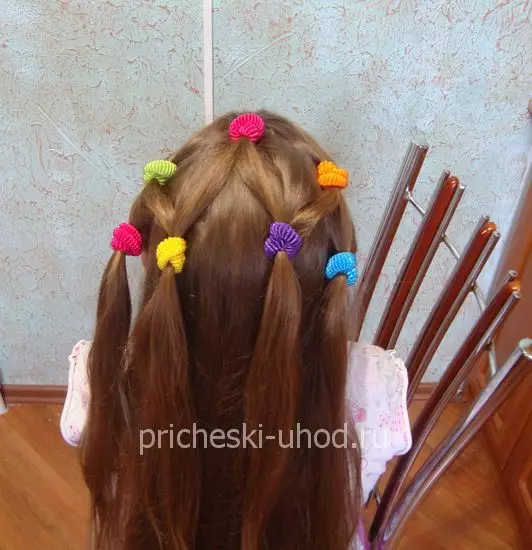 Kızlar için söylentileri olan saç modelleri (64 fotoğraflar): küçük lastik bantları kullanarak çocuk saç modelleri, uzun ve kısa saçlı kızlar için güzel seçenekler 16816_39