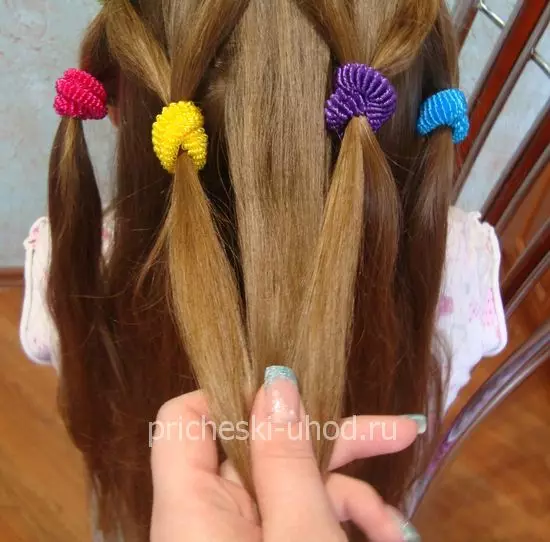 Kızlar için söylentileri olan saç modelleri (64 fotoğraflar): küçük lastik bantları kullanarak çocuk saç modelleri, uzun ve kısa saçlı kızlar için güzel seçenekler 16816_40