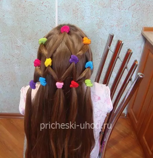 女の子のための噂を持つヘアスタイル（64写真）：小さなゴムバンドを使った子供のヘアスタイル、長く短い髪の女の子のための美しい選択肢 16816_42