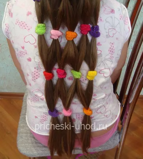 Kızlar için söylentileri olan saç modelleri (64 fotoğraflar): küçük lastik bantları kullanarak çocuk saç modelleri, uzun ve kısa saçlı kızlar için güzel seçenekler 16816_43