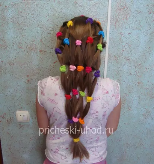 Kapsels met geruchten voor meisjes (64 foto's): kinderkapsels met kleine elastiekjes, prachtige opties voor meisjes met lang en kort haar 16816_44