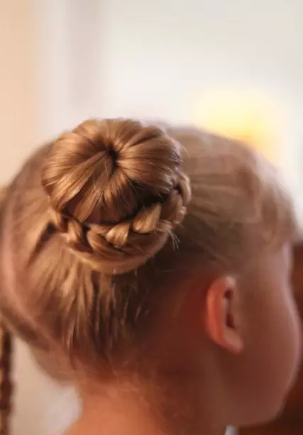 Kızlar için söylentileri olan saç modelleri (64 fotoğraflar): küçük lastik bantları kullanarak çocuk saç modelleri, uzun ve kısa saçlı kızlar için güzel seçenekler 16816_50