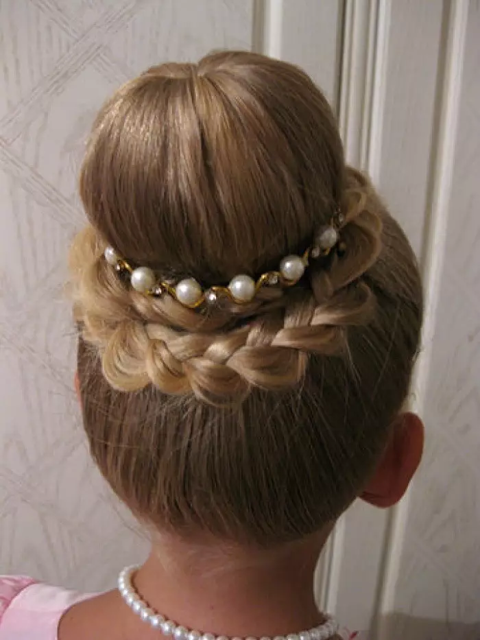 女の子のための噂を持つヘアスタイル（64写真）：小さなゴムバンドを使った子供のヘアスタイル、長く短い髪の女の子のための美しい選択肢 16816_51