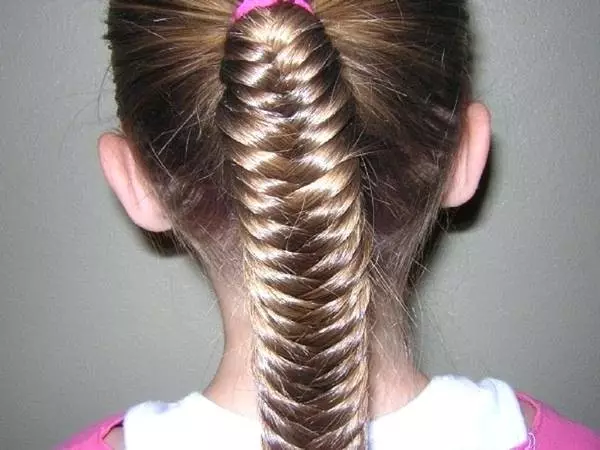女の子のための噂を持つヘアスタイル（64写真）：小さなゴムバンドを使った子供のヘアスタイル、長く短い髪の女の子のための美しい選択肢 16816_53