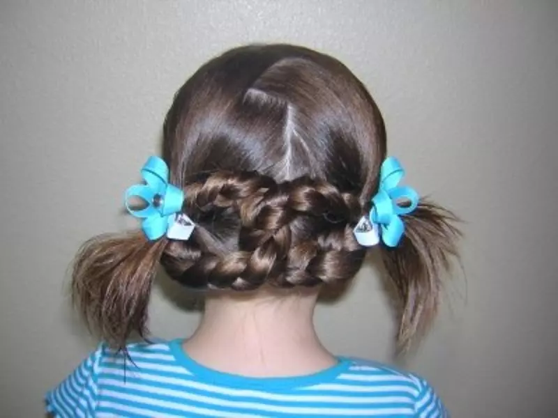 Frizūras ar baumām meitenēm (64 fotogrāfijas): bērnu frizūras, izmantojot mazas gumijas lentes, skaistas iespējas meitenēm ar gariem un īsiem matiem 16816_58