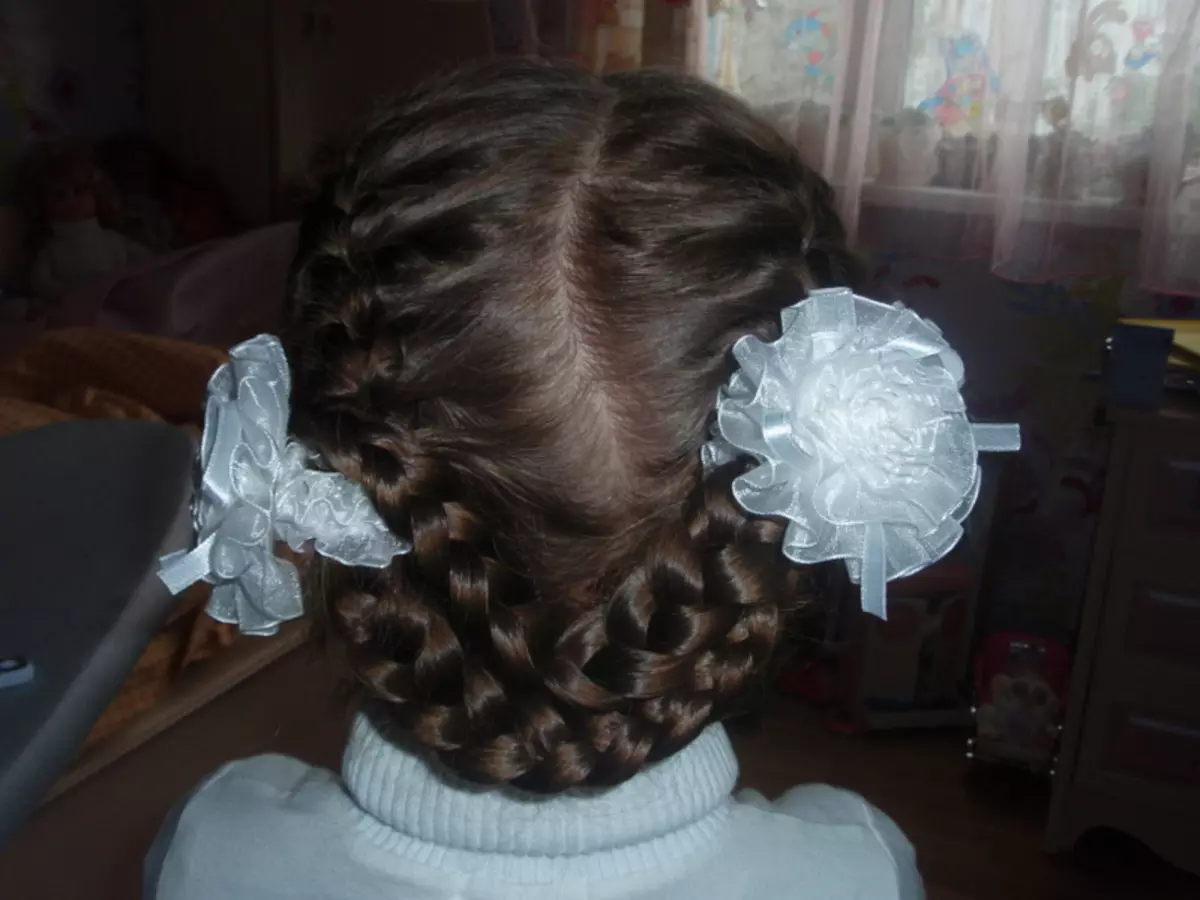 Kızlar için söylentileri olan saç modelleri (64 fotoğraflar): küçük lastik bantları kullanarak çocuk saç modelleri, uzun ve kısa saçlı kızlar için güzel seçenekler 16816_59