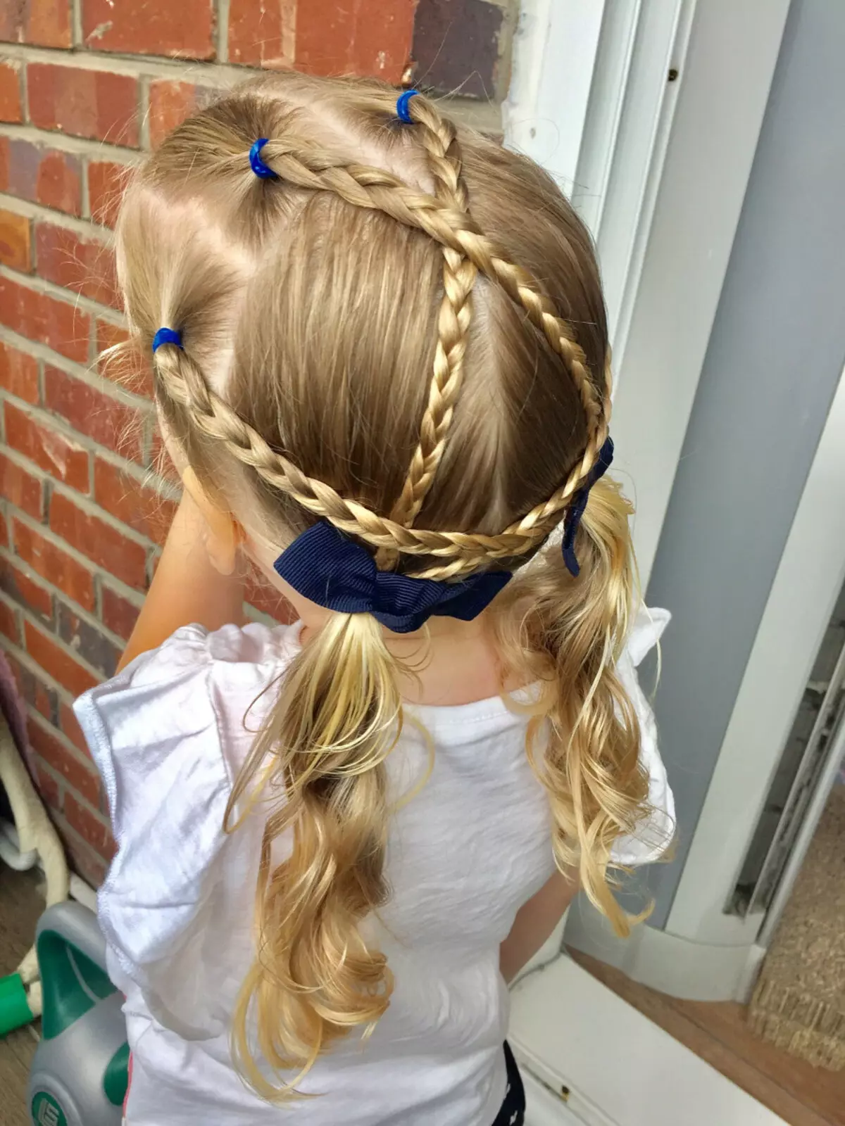 女の子のための噂を持つヘアスタイル（64写真）：小さなゴムバンドを使った子供のヘアスタイル、長く短い髪の女の子のための美しい選択肢 16816_9