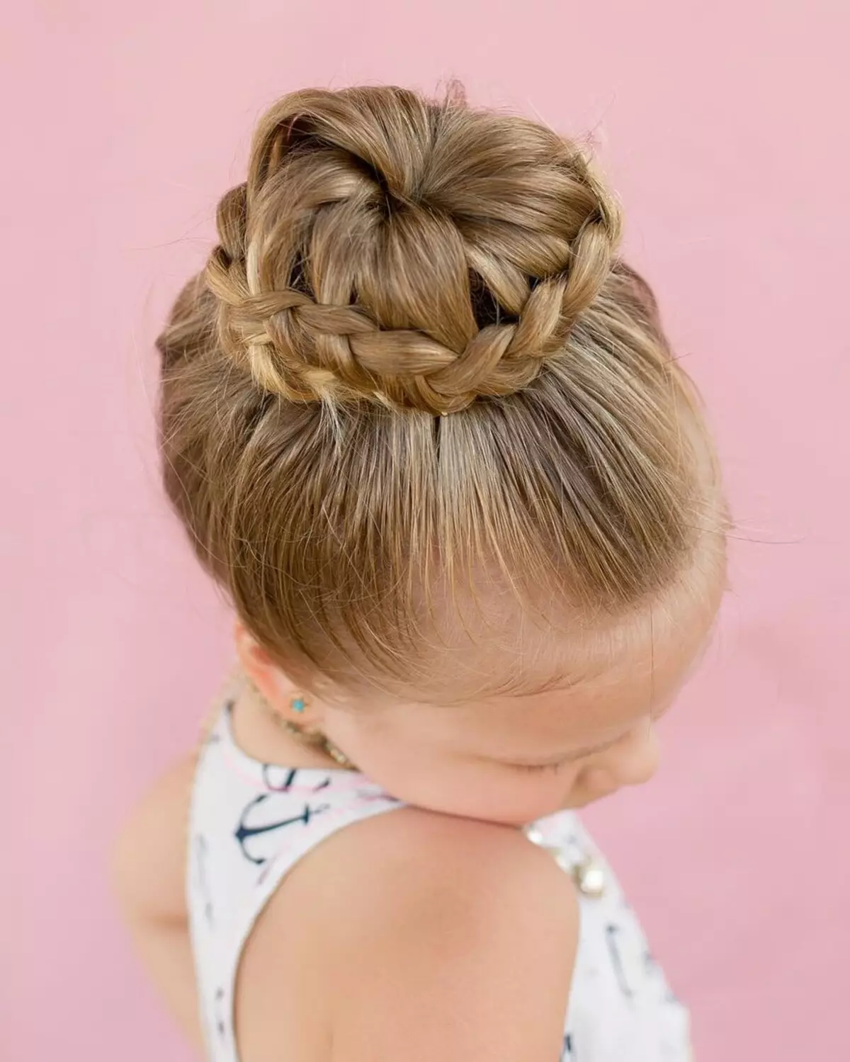 Hairstyles untuk kanak-kanak perempuan di tarian tarian (56 foto): Bagaimana untuk membuat gaya rambut kanak-kanak untuk kejohanan sukan untuk pemula? Arahan langkah demi langkah untuk membuat gaya rambut yang mudah 16818_10