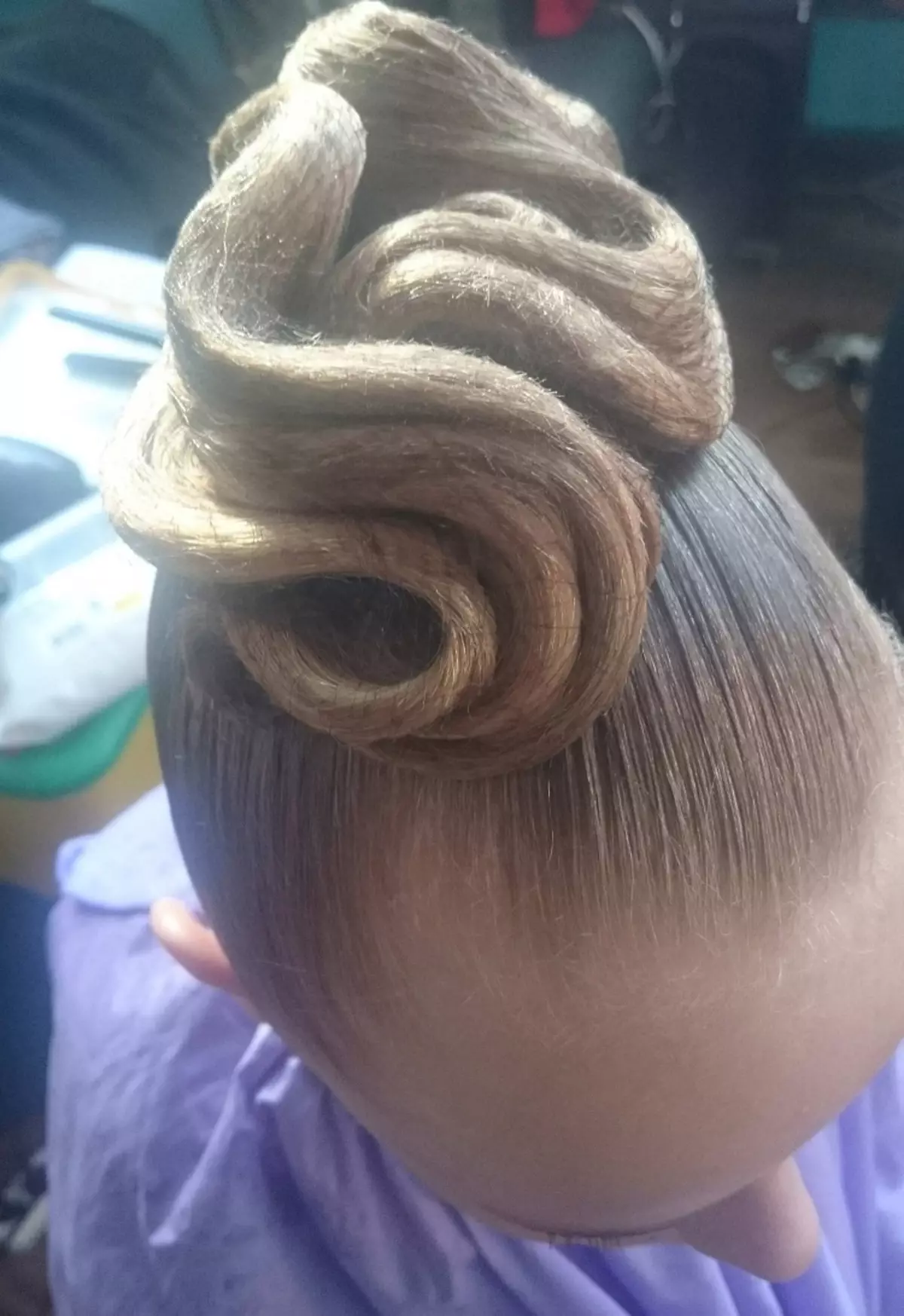 Hairstyles untuk kanak-kanak perempuan di tarian tarian (56 foto): Bagaimana untuk membuat gaya rambut kanak-kanak untuk kejohanan sukan untuk pemula? Arahan langkah demi langkah untuk membuat gaya rambut yang mudah 16818_11