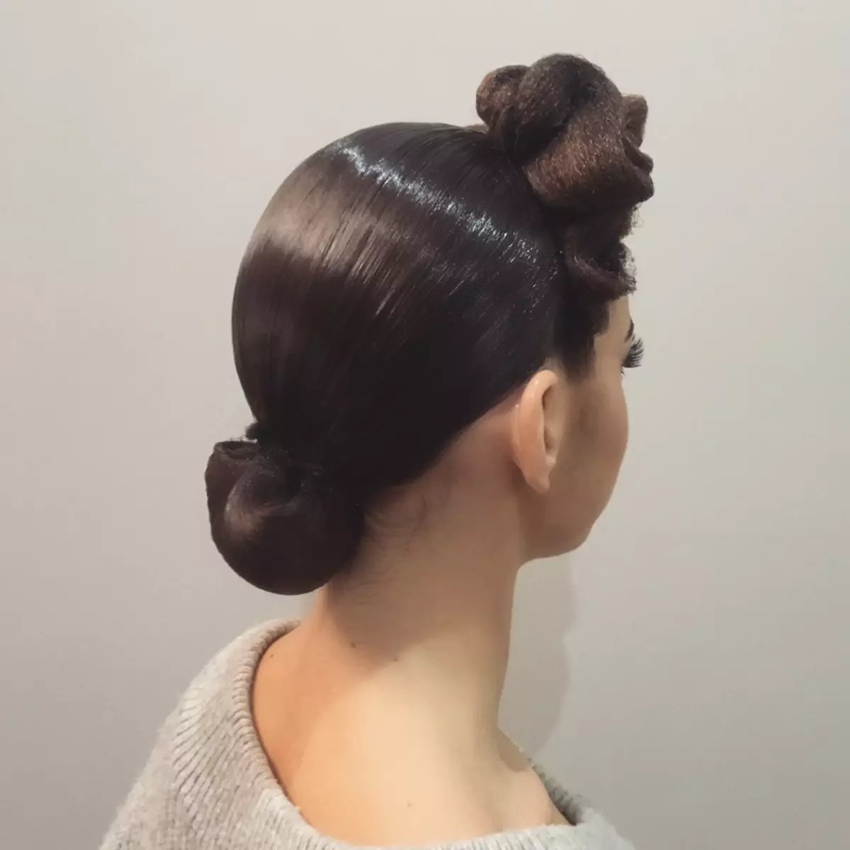 Hairstyles untuk kanak-kanak perempuan di tarian tarian (56 foto): Bagaimana untuk membuat gaya rambut kanak-kanak untuk kejohanan sukan untuk pemula? Arahan langkah demi langkah untuk membuat gaya rambut yang mudah 16818_14
