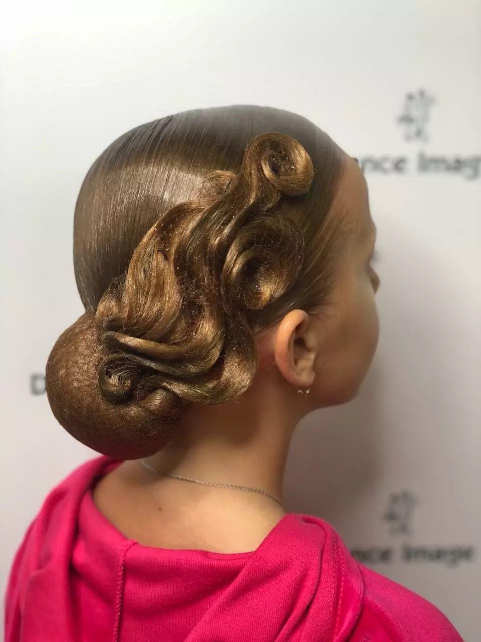 Hairstyles untuk kanak-kanak perempuan di tarian tarian (56 foto): Bagaimana untuk membuat gaya rambut kanak-kanak untuk kejohanan sukan untuk pemula? Arahan langkah demi langkah untuk membuat gaya rambut yang mudah 16818_17