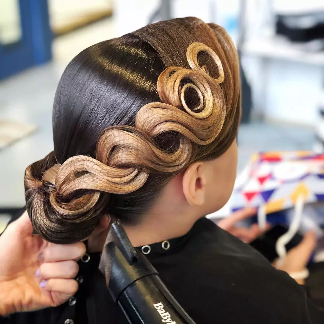 Hairstyles untuk kanak-kanak perempuan di tarian tarian (56 foto): Bagaimana untuk membuat gaya rambut kanak-kanak untuk kejohanan sukan untuk pemula? Arahan langkah demi langkah untuk membuat gaya rambut yang mudah 16818_18