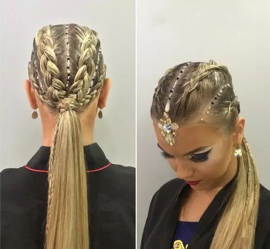 Hairstyles untuk kanak-kanak perempuan di tarian tarian (56 foto): Bagaimana untuk membuat gaya rambut kanak-kanak untuk kejohanan sukan untuk pemula? Arahan langkah demi langkah untuk membuat gaya rambut yang mudah 16818_24