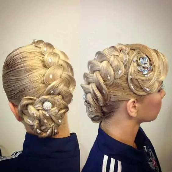 Hairstyles untuk kanak-kanak perempuan di tarian tarian (56 foto): Bagaimana untuk membuat gaya rambut kanak-kanak untuk kejohanan sukan untuk pemula? Arahan langkah demi langkah untuk membuat gaya rambut yang mudah 16818_25