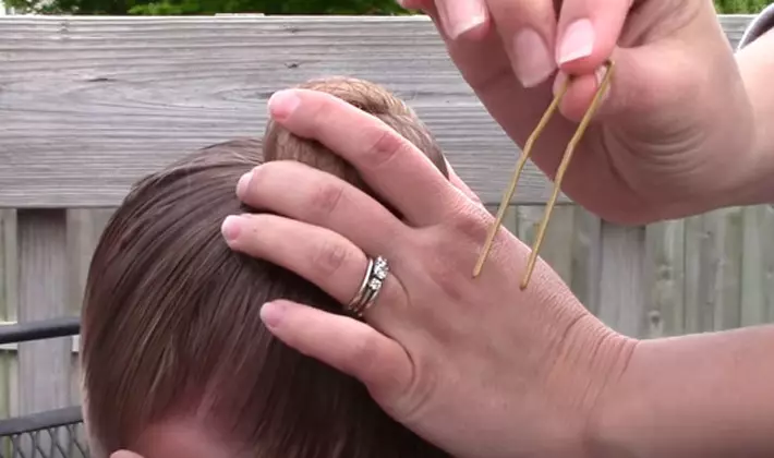 Hairstyles untuk kanak-kanak perempuan di tarian tarian (56 foto): Bagaimana untuk membuat gaya rambut kanak-kanak untuk kejohanan sukan untuk pemula? Arahan langkah demi langkah untuk membuat gaya rambut yang mudah 16818_39