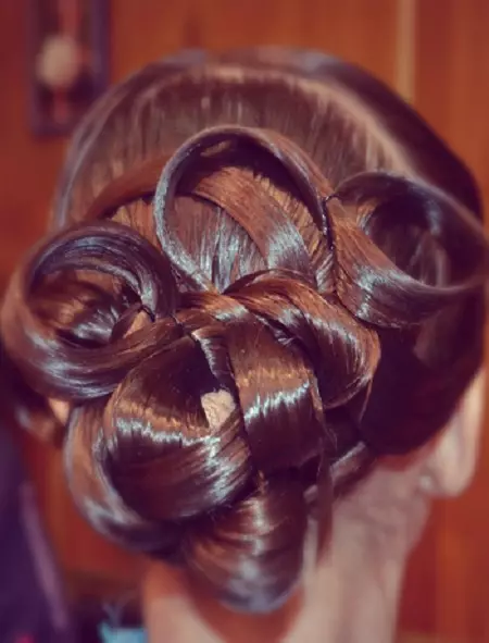 Hairstyles untuk kanak-kanak perempuan di tarian tarian (56 foto): Bagaimana untuk membuat gaya rambut kanak-kanak untuk kejohanan sukan untuk pemula? Arahan langkah demi langkah untuk membuat gaya rambut yang mudah 16818_42