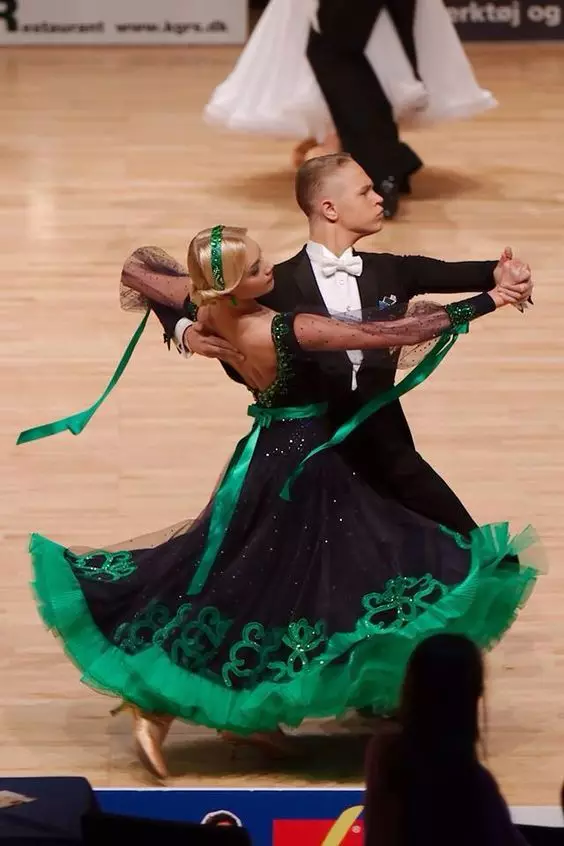 Frotstyles fir Meedercher op Ballroom danzen (56 Fotoen): Wéi ee Kanner hir Frisur fir e Sportsurnurn fir Ufänger ze maachen? Schrëtt-By-Stepinstruktiounen fir einfach Frisuren ze kreéieren 16818_47