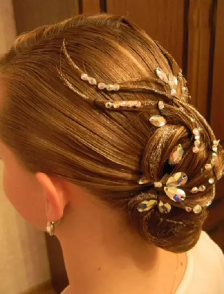 Hairstyles untuk kanak-kanak perempuan di tarian tarian (56 foto): Bagaimana untuk membuat gaya rambut kanak-kanak untuk kejohanan sukan untuk pemula? Arahan langkah demi langkah untuk membuat gaya rambut yang mudah 16818_48