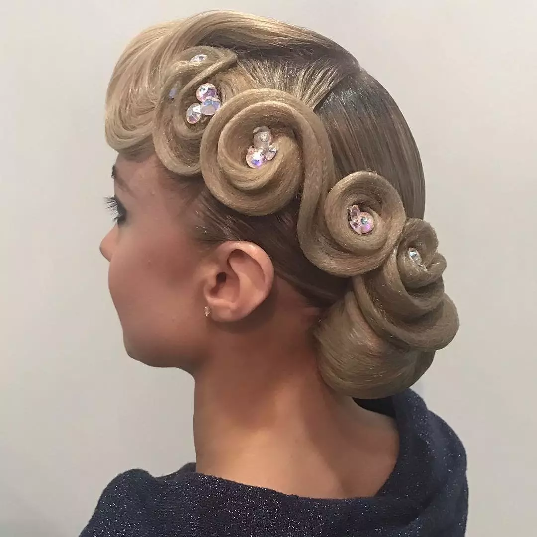 Hairstyles untuk kanak-kanak perempuan di tarian tarian (56 foto): Bagaimana untuk membuat gaya rambut kanak-kanak untuk kejohanan sukan untuk pemula? Arahan langkah demi langkah untuk membuat gaya rambut yang mudah 16818_50