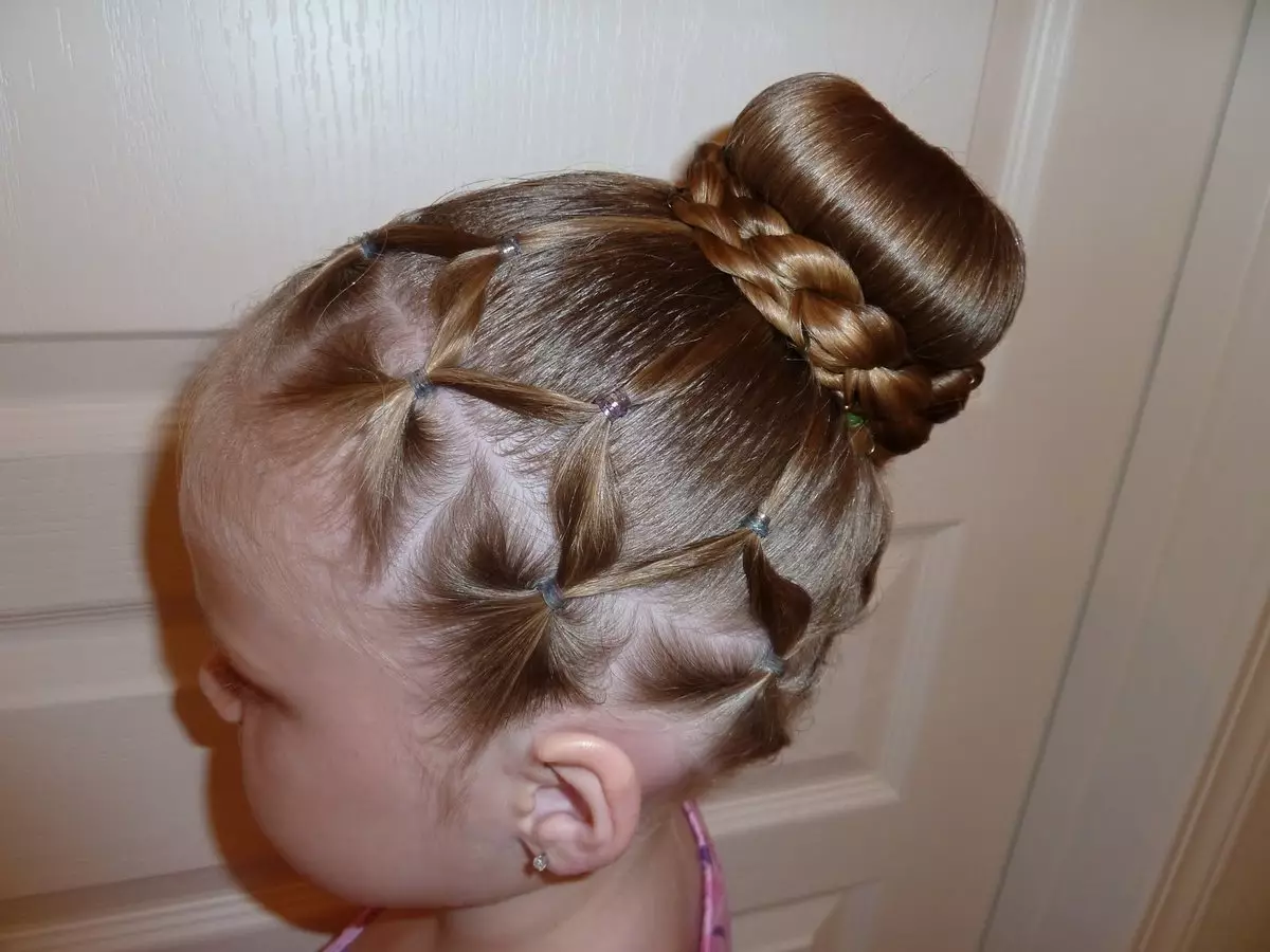 Hairstyles untuk kanak-kanak perempuan di tarian tarian (56 foto): Bagaimana untuk membuat gaya rambut kanak-kanak untuk kejohanan sukan untuk pemula? Arahan langkah demi langkah untuk membuat gaya rambut yang mudah 16818_9
