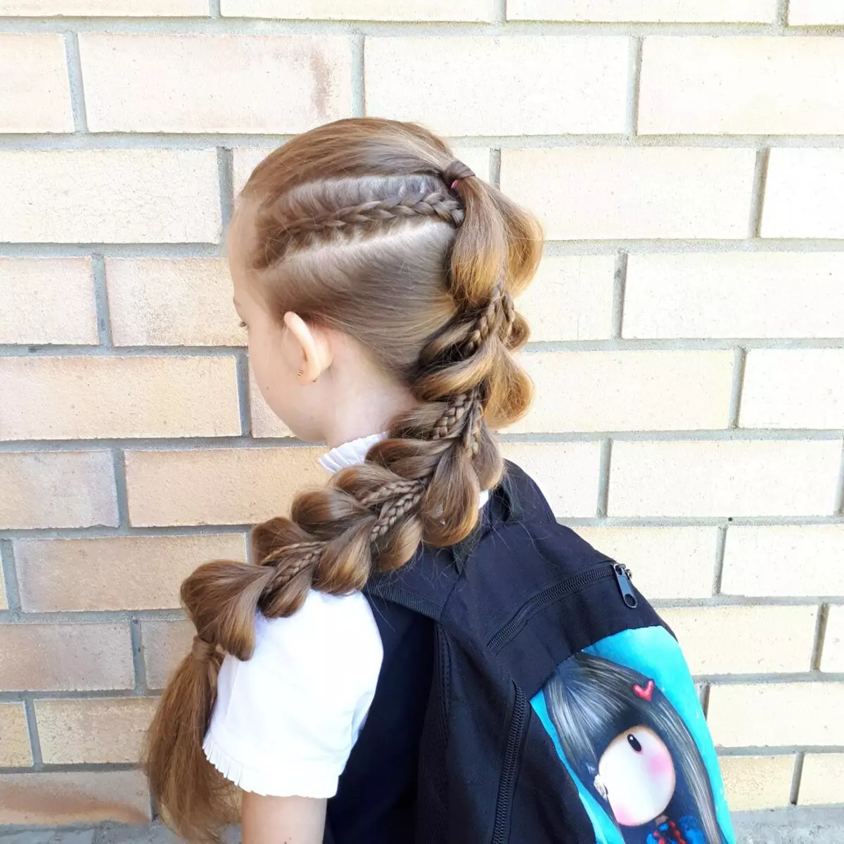 Прическа в школу 3 класс. Прически в школу. Причёски для девочек в школу. Красивые причёски для девочек. Школьные прически для девочек.