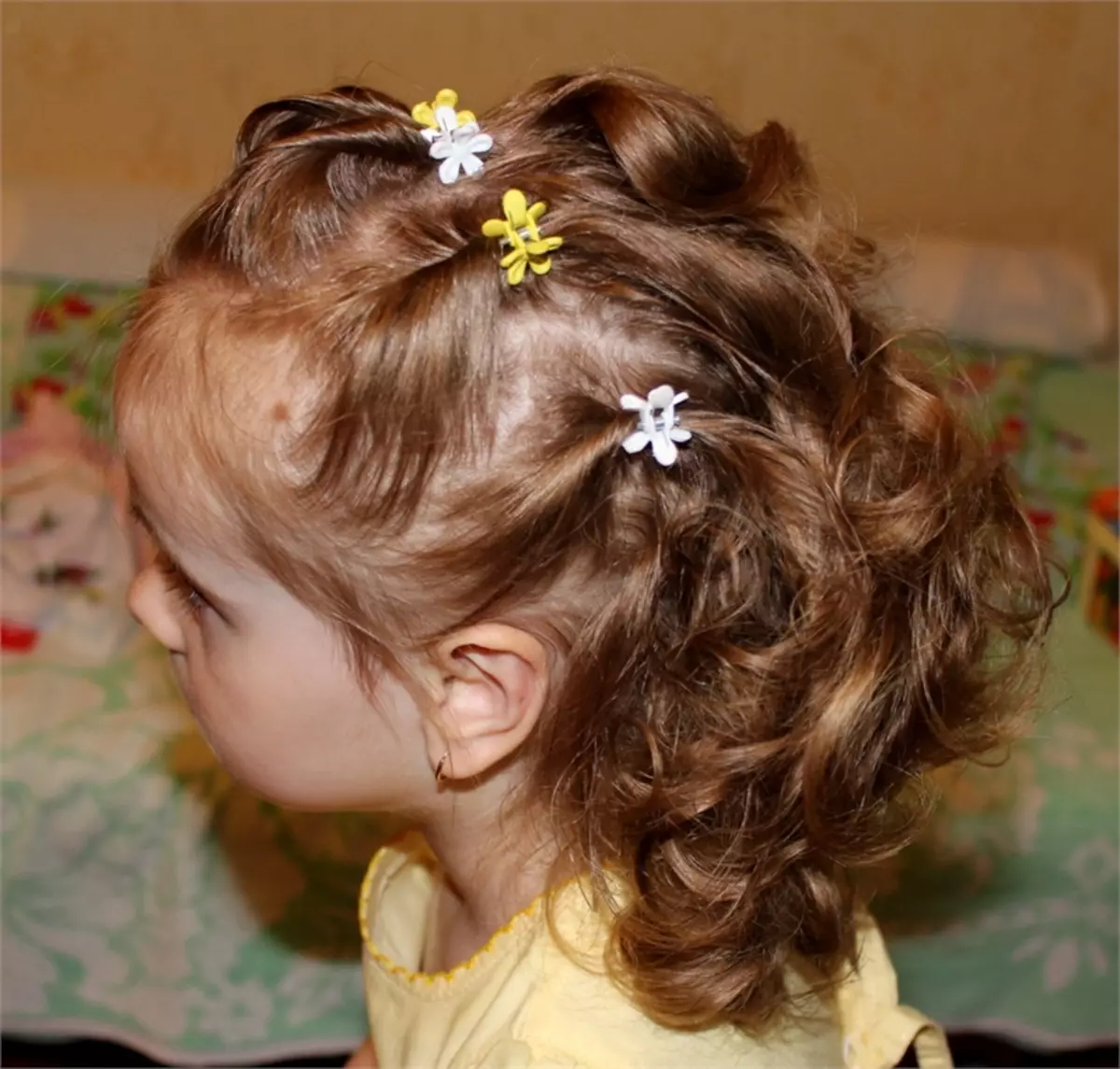 «Cool» սանրվածքներ աղջիկների համար (53 լուսանկար). Զվարճալի եւ զվարճալի սանրվածքներ Երկար եւ կարճ մազերով երեխաների համար երեխաների համար պատրաստեք երեխաների hairstyle 16823_12