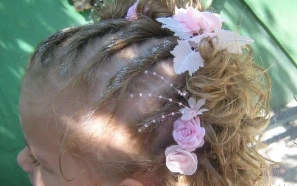 Зачіски для дівчаток на Новий рік (78 фото): дитячі новорічні зачіски на ранок для дівчаток з довгим і коротким волоссям 2021, гарна зачіска «Сніжинка» та інші варіанти для дитини 3-5 років і 10-12 років 16824_11