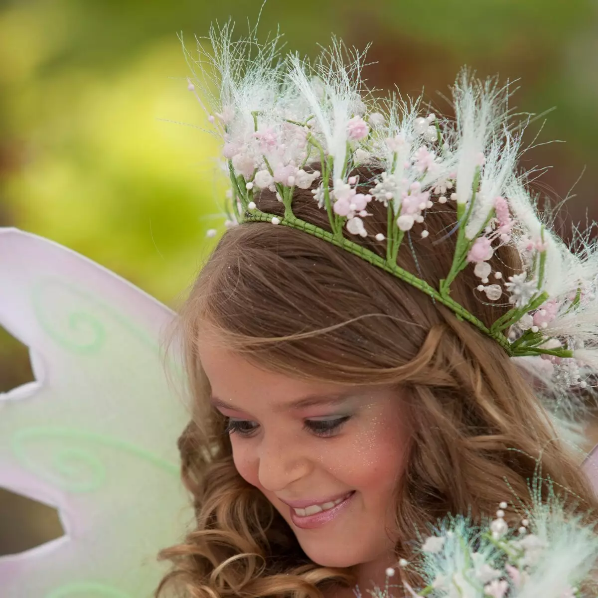 Kapsels voor meisjes voor het nieuwe jaar (78 foto's): Kinderjarige kapsels voor een matinee voor meisjes met lang en kort haar 2021, mooie kapsel 