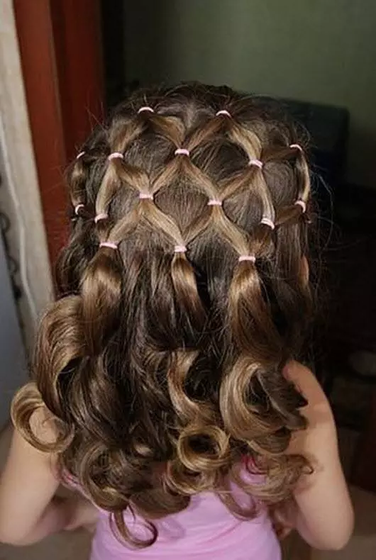 Hairstyles rau cov ntxhais rau lub xyoo tshiab (78 cov duab): Cov plaub hau muaj plaub hau ntev rau cov menyuam ntxhais 