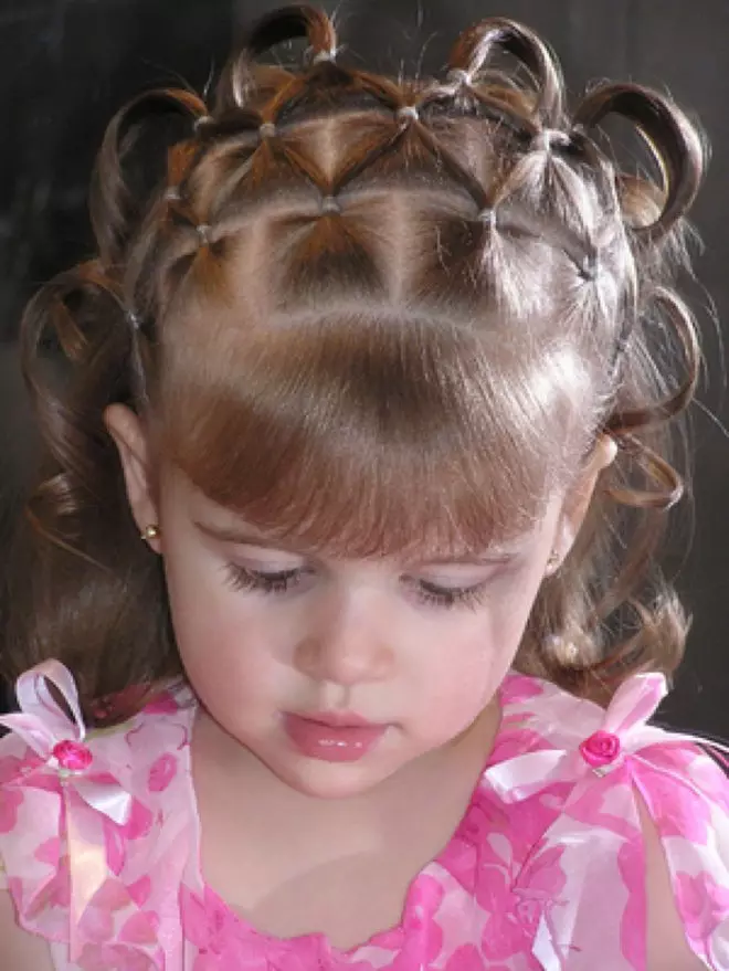 Зачіски для дівчаток на Новий рік (78 фото): дитячі новорічні зачіски на ранок для дівчаток з довгим і коротким волоссям 2021, гарна зачіска «Сніжинка» та інші варіанти для дитини 3-5 років і 10-12 років 16824_27