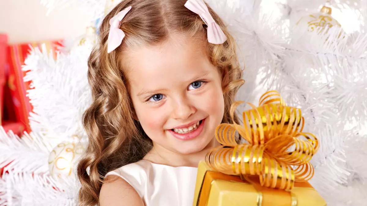 Зачіски для дівчаток на Новий рік (78 фото): дитячі новорічні зачіски на ранок для дівчаток з довгим і коротким волоссям 2021, гарна зачіска «Сніжинка» та інші варіанти для дитини 3-5 років і 10-12 років 16824_3