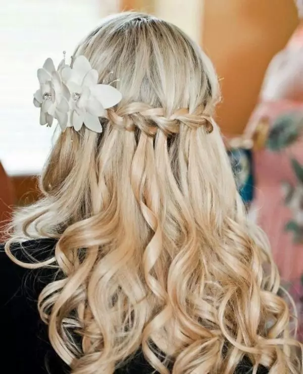 Hairstyles για τα κορίτσια για το Νέο Έτος (78 φωτογραφίες): Παιδικά Χριστουγεννιάτικα Hairstyles για ένα Matinee για κορίτσια με μακρά και μικρά μαλλιά 2021, Όμορφη χτένισμα 