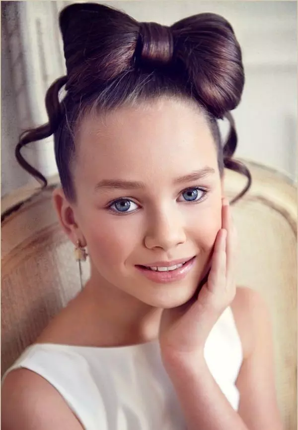Hairstyles ამისთვის ახალი წელი (78 ფოტო): ბავშვთა საახალწლო Hairstyles for Matinee გოგონების ხანგრძლივი და მოკლე თმა 2021, ლამაზი თმის ვარცხნილობა 