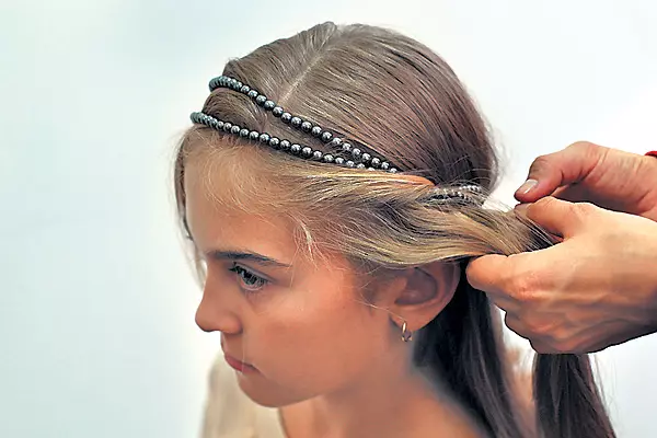 Hairstyles για τα κορίτσια για το Νέο Έτος (78 φωτογραφίες): Παιδικά Χριστουγεννιάτικα Hairstyles για ένα Matinee για κορίτσια με μακρά και μικρά μαλλιά 2021, Όμορφη χτένισμα 