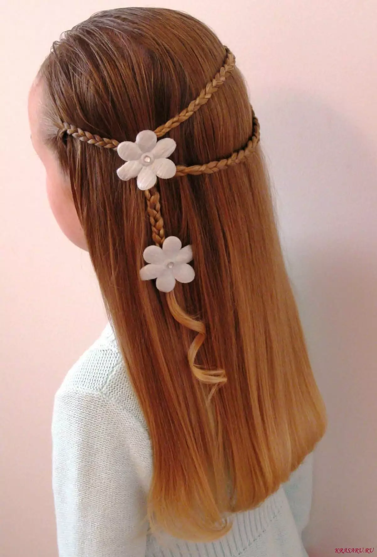 Hairstyles rau cov ntxhais rau lub xyoo tshiab (78 cov duab): Cov plaub hau muaj plaub hau ntev rau cov menyuam ntxhais 