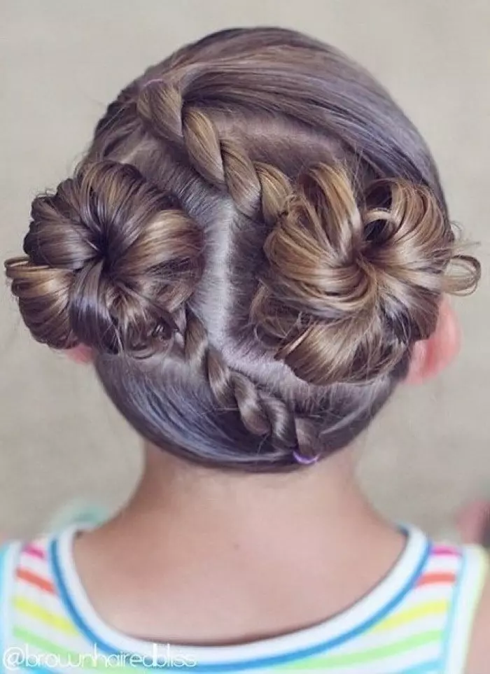 Hairstyles για τα κορίτσια για το Νέο Έτος (78 φωτογραφίες): Παιδικά Χριστουγεννιάτικα Hairstyles για ένα Matinee για κορίτσια με μακρά και μικρά μαλλιά 2021, Όμορφη χτένισμα 