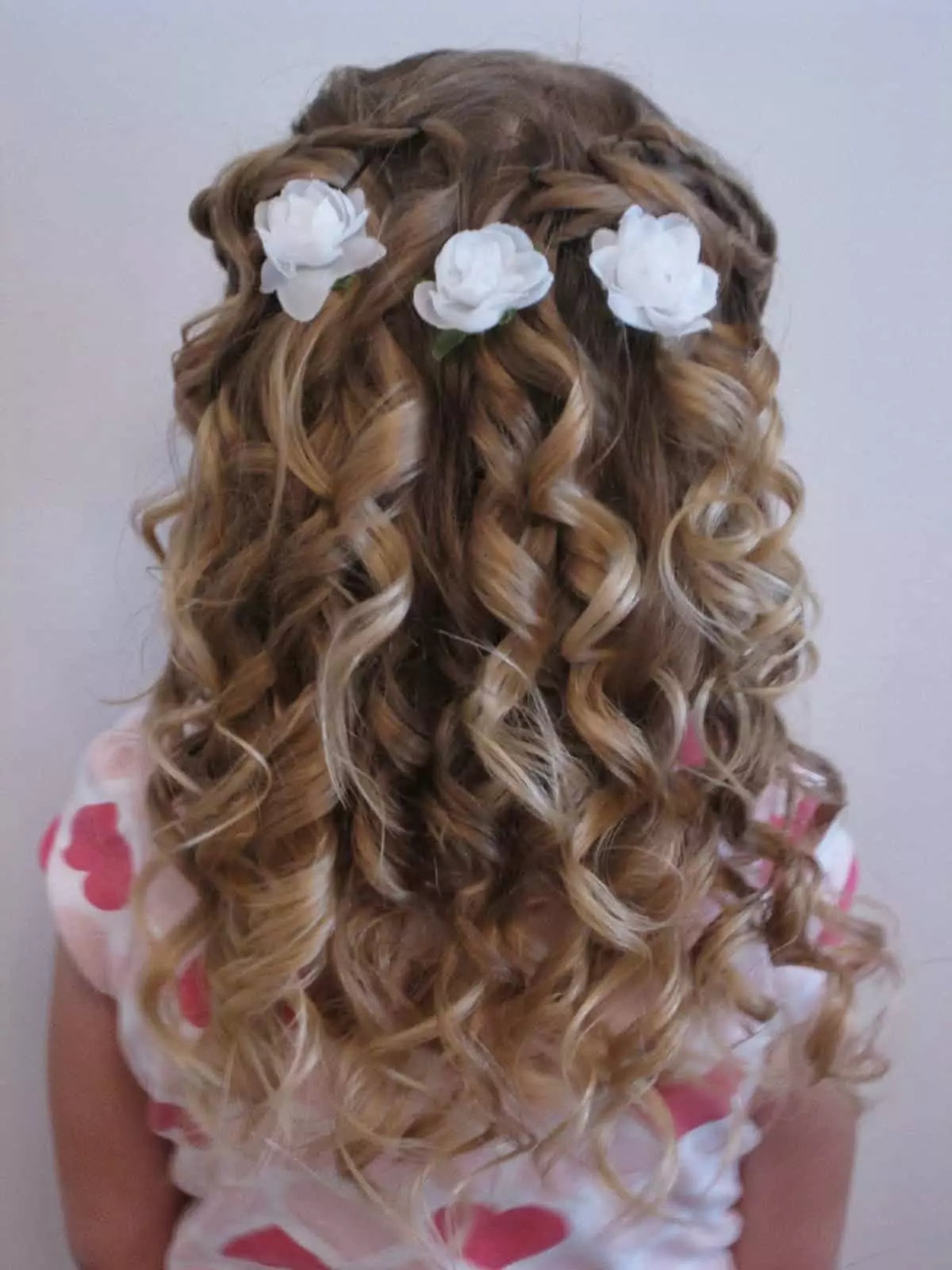 Hairstyles rau cov ntxhais rau lub xyoo tshiab (78 cov duab): Cov plaub hau muaj plaub hau ntev rau cov menyuam ntxhais 