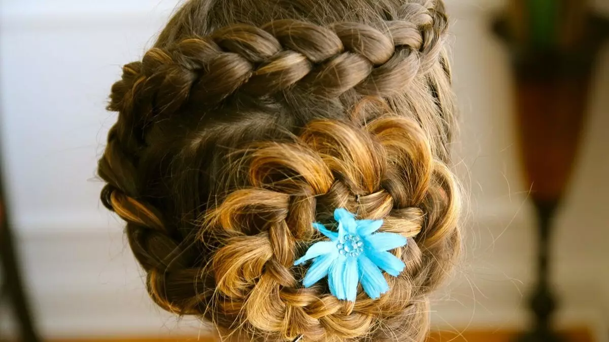 Hairstyles για τα κορίτσια για το Νέο Έτος (78 φωτογραφίες): Παιδικά Χριστουγεννιάτικα Hairstyles για ένα Matinee για κορίτσια με μακρά και μικρά μαλλιά 2021, Όμορφη χτένισμα 