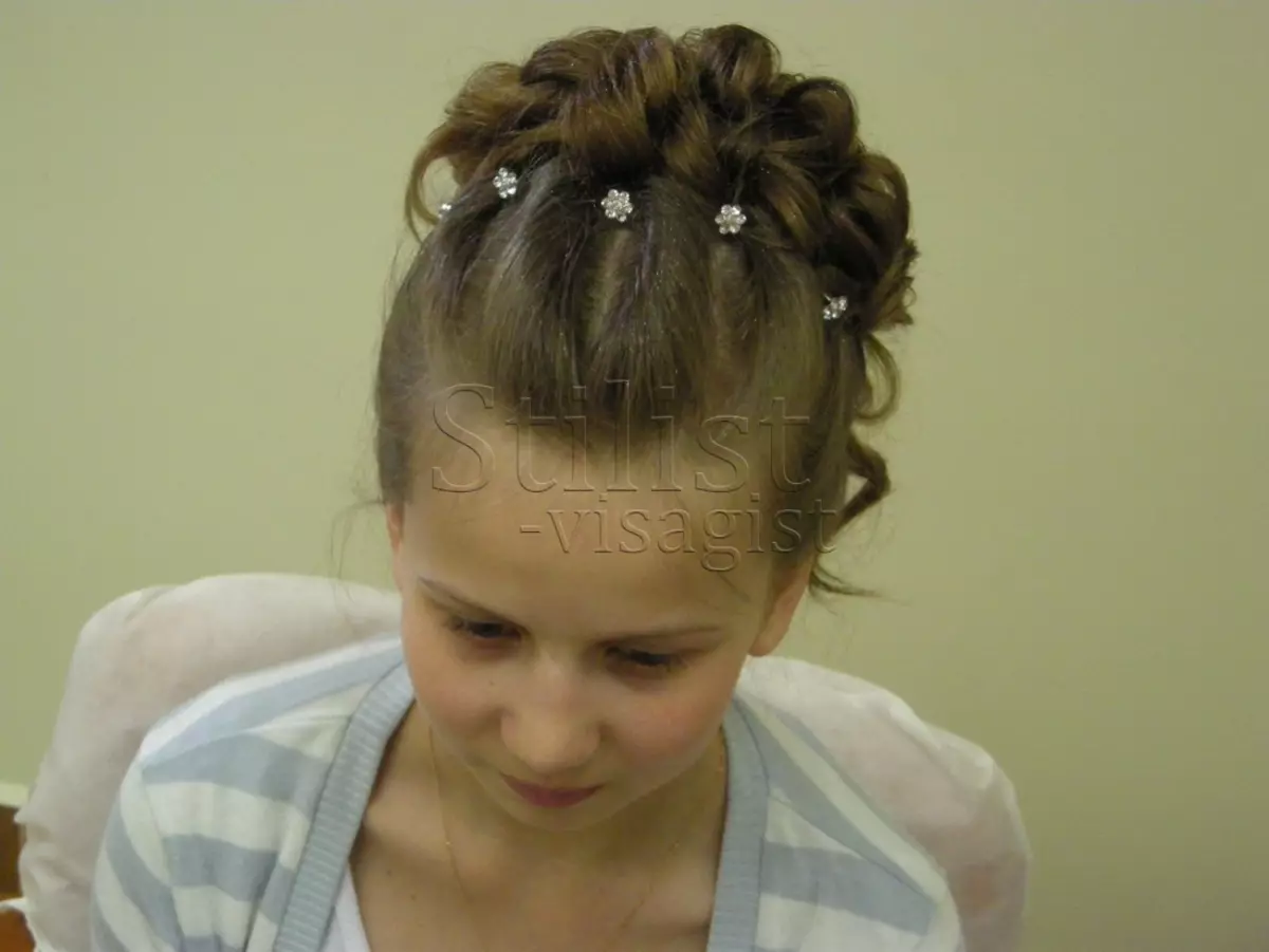 Hairstyles rau cov ntxhais rau lub xyoo tshiab (78 cov duab): Cov plaub hau muaj plaub hau ntev rau cov menyuam ntxhais 