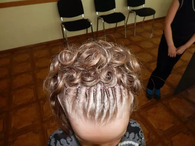 Hairstyles για τα κορίτσια για το Νέο Έτος (78 φωτογραφίες): Παιδικά Χριστουγεννιάτικα Hairstyles για ένα Matinee για κορίτσια με μακρά και μικρά μαλλιά 2021, Όμορφη χτένισμα 