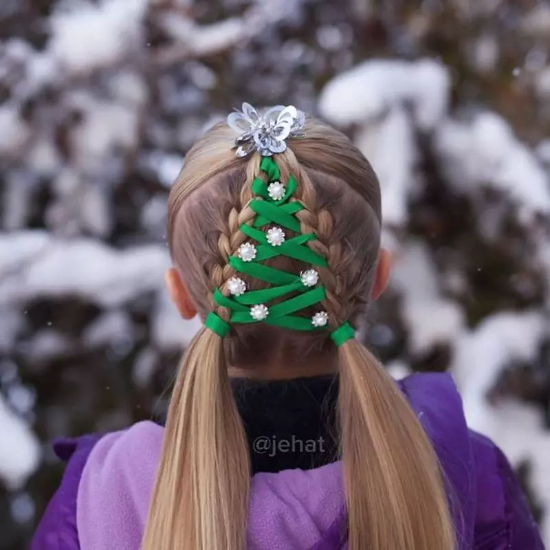 Hairstyles για τα κορίτσια για το Νέο Έτος (78 φωτογραφίες): Παιδικά Χριστουγεννιάτικα Hairstyles για ένα Matinee για κορίτσια με μακρά και μικρά μαλλιά 2021, Όμορφη χτένισμα 