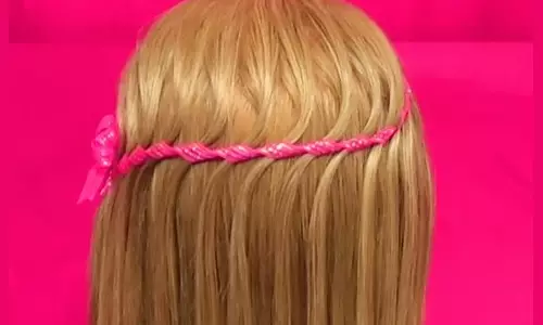 Hairstyles για τα κορίτσια για το Νέο Έτος (78 φωτογραφίες): Παιδικά Χριστουγεννιάτικα Hairstyles για ένα Matinee για κορίτσια με μακρά και μικρά μαλλιά 2021, Όμορφη χτένισμα 