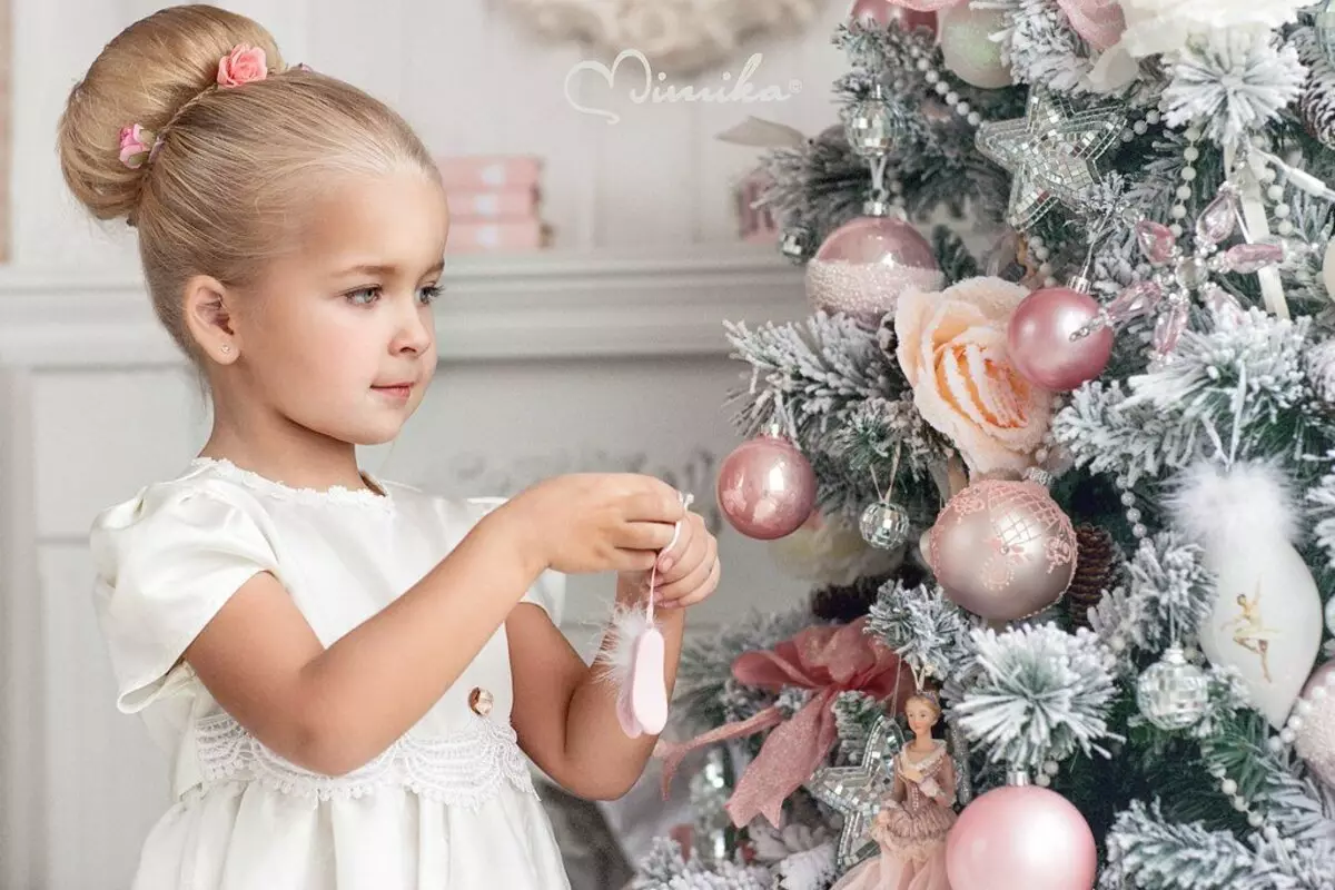 Kapsels voor meisjes voor het nieuwe jaar (78 foto's): Kinderjarige kapsels voor een matinee voor meisjes met lang en kort haar 2021, mooie kapsel 