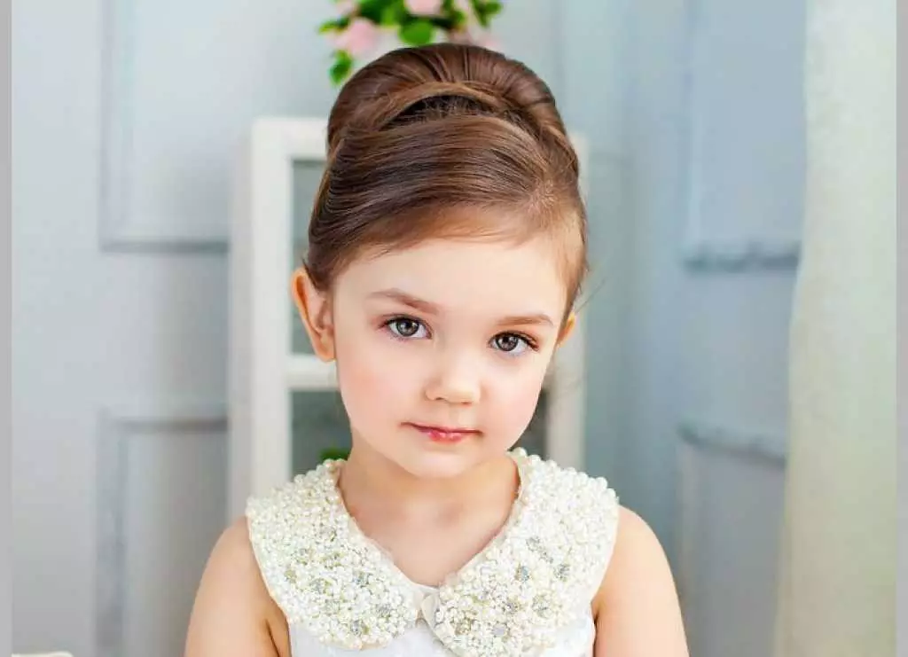 Frizurák az új évre (78 fotók): Gyermek újévi frizurák a hosszú és rövid hajú lányok számára 2021, gyönyörű frizura 