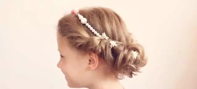 Hairstyles για τα κορίτσια για το Νέο Έτος (78 φωτογραφίες): Παιδικά Χριστουγεννιάτικα Hairstyles για ένα Matinee για κορίτσια με μακρά και μικρά μαλλιά 2021, Όμορφη χτένισμα 