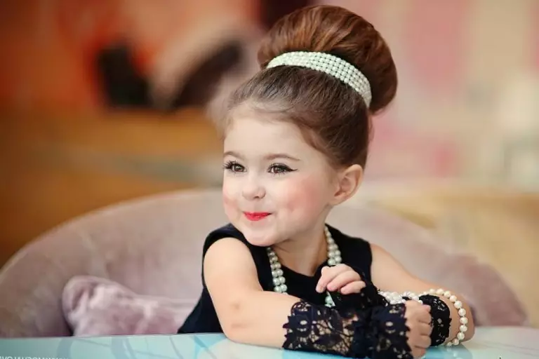 Acconciature per ragazze in stili di stile (30 foto): come fare una acconciatura di capelli lunghi per un bambino? Istruzioni passo passo 16827_24