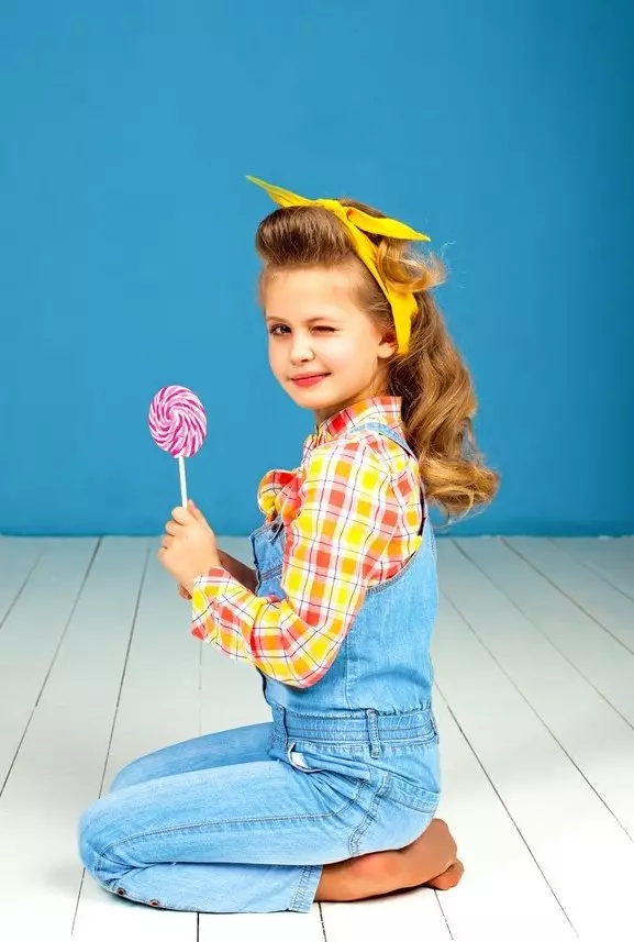 Hairstyles voor meisjes in stijlstijlen (30 foto's): Hoe maak je een kapsel van lange haarstijl naar een kind? Stap voor stap instructies 16827_28